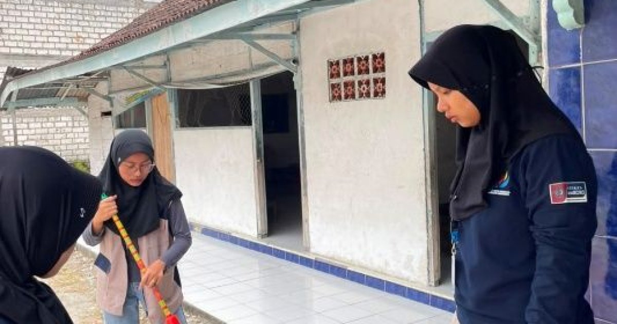 AKSI BERSIH TEMPAT IBADAH SEBAGAI WUJUD KEPEDULIAN MAHASISWA KKN TERHADAP LINGKUNGAN  TAHUN 2026 STIKES MUHAMMADIYAH BOJONEGORO