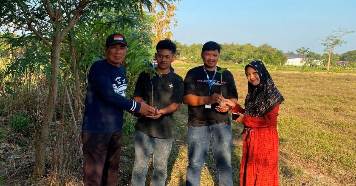 Mahasiswa KKN STIKES MABORO Laksanakan Kegiatan Penghijauan Melalui Penanaman 51 Bibit Pohon di Desa Sumberagung
