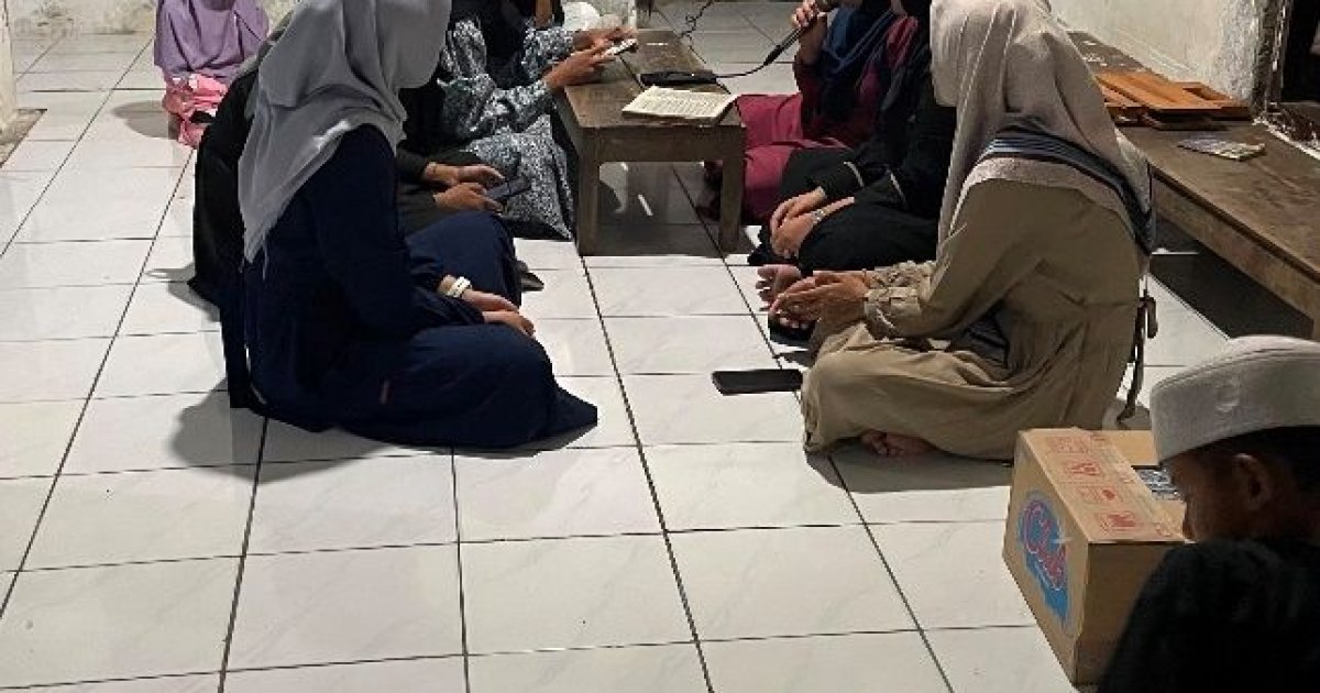 Menghidupkan Syiar Islam melalui Kegiatan Diba'an Bersama Warga dan Anak-Anak sebagai Wujud Penguatan Ukhuwah Islamiyah oleh Mahasiswa KKN STIKES Muhammadiyah Bojonegoro Tahun 2026