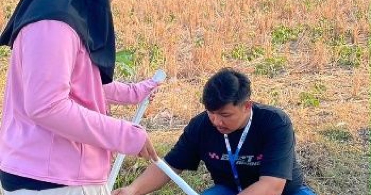 Mahasiswa KKN STIKesMaboro:Memberdayakan Kerja Bakti dengan Warga di Lapangan Krida Jaya